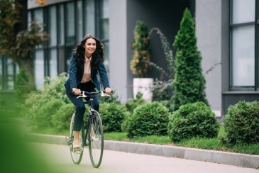 Frau fährt mit Fahrrad 