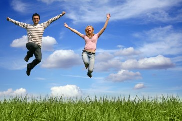 Mann und Frau springen in die Luft 